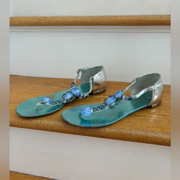 Giuseppe Zanotti Silver Leather T-Strap Sandals with Jewels. Euro size 39.5. - Picture 3 of 5